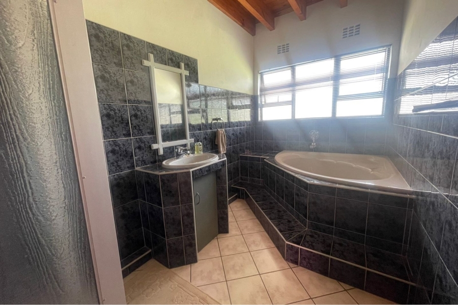 5 Bedroom Property for Sale in Sunrise On Sea Eastern Cape